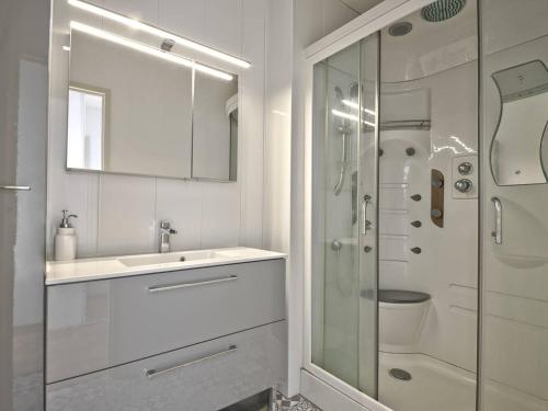 une salle de bain blanche avec un lavabo et une douche dans l'établissement Arcachon T2, Terrasse, Parking, à 240m de la Plage! - FR-1-433-114, à Arcachon