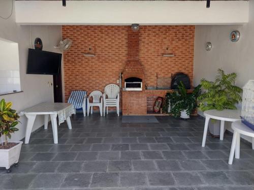 Μια τηλεόραση ή/και κέντρο ψυχαγωγίας στο Casa confortável com piscina