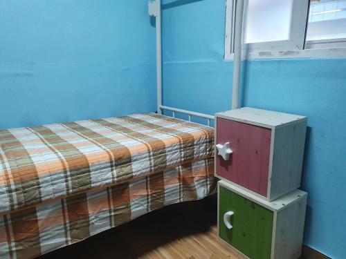 um pequeno quarto com uma cama e uma janela em Full House em Seul