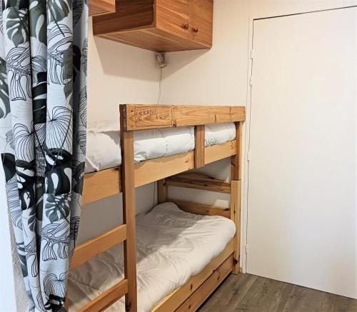Un pat sau paturi într-o cameră la Résidence Fond Blanc - Studio pour 3 personnes au centre d'Arc 2000 MAE-7234