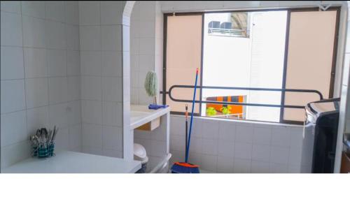 ein Bad mit einem WC und einem Fenster in der Unterkunft 3 Bedroom, 2 bathroom Located Cabecera del LLano. in Bucaramanga
