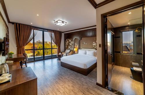 Cette chambre comprend un lit et une salle de bains. dans l'établissement Le House DaLat, à Đà Lạt