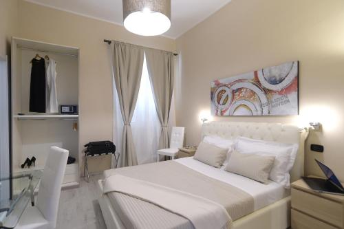sypialnia z białym łóżkiem i oknem w obiekcie Town House 57 w Rzymie