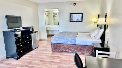 A bed or beds in a room at Mountain Home Inn