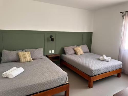 um quarto com 2 camas e toalhas em Urban Justo Sierra em Guadalajara