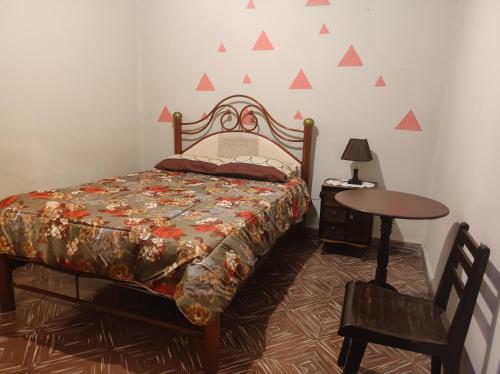 een slaapkamer met een bed en een tafel en een tafel sidx sidx sidx bij HOTEL AMERICA in Tarija