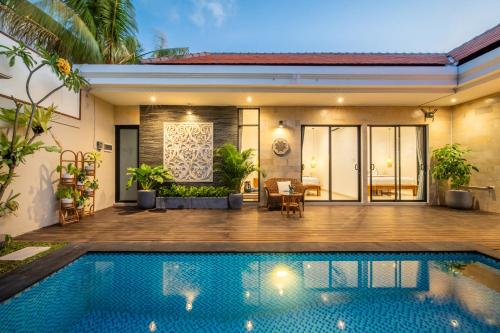 uma villa com piscina em frente a uma casa em Villa Kalih em Seminyak