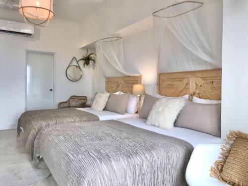 a bedroom with two beds and a couch at 所在行旅2館-渡咕所在 UrbanAbode2-DUGU in Taipei