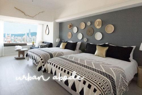 two beds in a bedroom with mirrors on the wall at 所在行旅2館-渡咕所在 UrbanAbode2-DUGU in Taipei