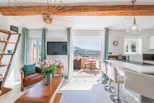 Facing d Port of Cannes Duplex with a view