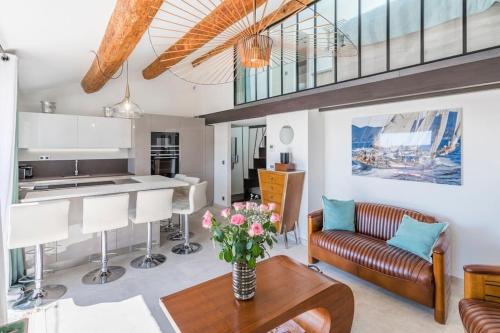 une cuisine et un salon avec un canapé et une table dans l'établissement Facing d Port of Cannes Duplex with a view, à Cannes