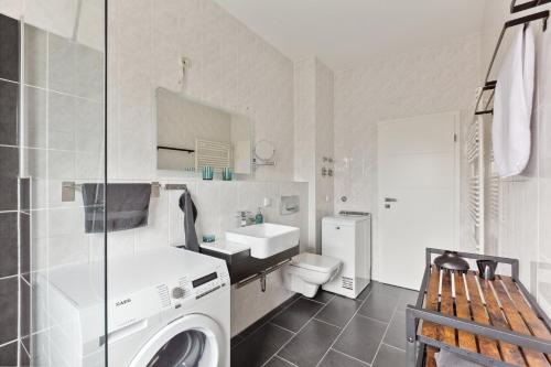 a bathroom with a washing machine and a sink at MARLEI 6 Apartment mit 3 Schlafzimmer, Schlafcouch, mit zweitem WC in Markranstädt