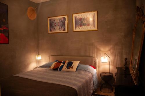 una camera da letto con un letto con due lampade sopra di Villetta Cicciuli ad Altavilla Milicia