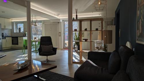 uma sala de estar com um sofá e uma mesa em Glasperlenspiel... ankommen und Zuhause fühlen... Apart-VL em Calw
