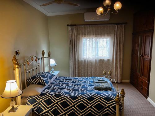 een slaapkamer met een bed en een raam bij Riverview BnB in Waikerie