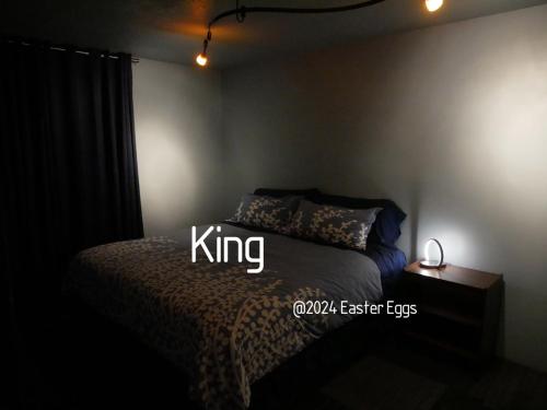 Säng eller sängar i ett rum på Easter Eggs duplex