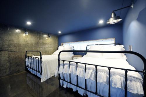 two beds in a room with blue walls at SS Resort in Gapyeong