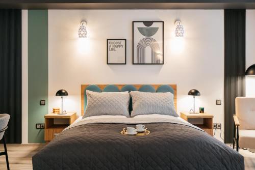 sypialnia z łóżkiem z niebieskim zagłówkiem w obiekcie ORSO Rooms & Apartments LoftAffair Collection w Warszawie
