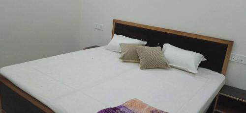 Ein Bett oder Betten in einem Zimmer der Unterkunft OYO Flagship Hotel Ganga View