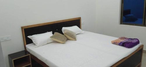 Ein Bett oder Betten in einem Zimmer der Unterkunft OYO Flagship Hotel Ganga View