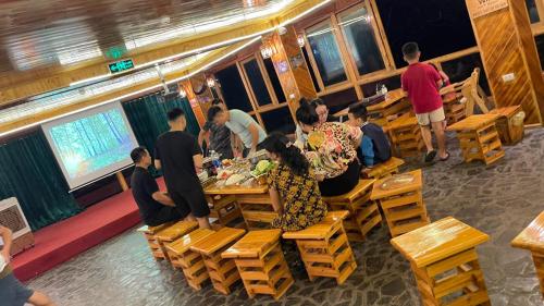 um grupo de pessoas sentadas numa mesa num restaurante em MT House Sa Pa em Sapa