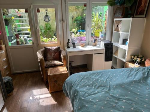 Schlafzimmer mit einem Bett, einem Schreibtisch und einem Waschbecken in der Unterkunft Jungle Magic Room near Atomium , Heyzel Stadium in Strombeek-Bever