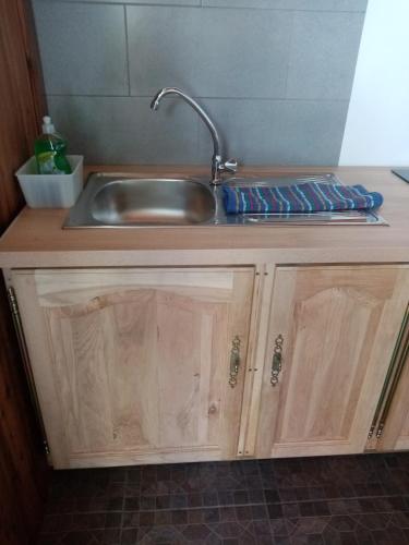 a kitchen counter with a sink next to a sink at Ti case Les Girofles in Saint-Benoît