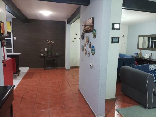 ein Wohnzimmer mit einem Sofa und einem Kühlschrank in der Unterkunft Casa de mamá in Santa María Azompa