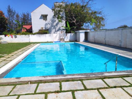 una piscina en el patio trasero de una casa en Alegria Resort and SPA, Kovalam en Tirupporūr