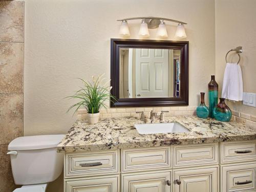 uma casa de banho com um lavatório e um espelho em Tucson Vacation Rentals em Tucson