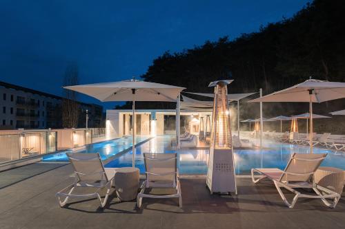 Πισίνα στο ή κοντά στο The Suites Hotel Namwon