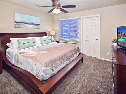 sypialnia z łóżkiem i wentylatorem sufitowym w obiekcie Scottsdale Vacation Rentals w mieście Scottsdale