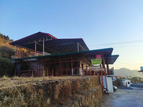 un edificio sul fianco di una collina di Sun inn Homestay by StayApart a Mussoorie