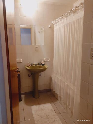 a bathroom with a sink and a shower at Casa en el centro in Río Grande