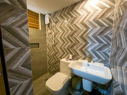 a bathroom with a sink and a toilet at Daya Farm and Adventure in Banay-Banay