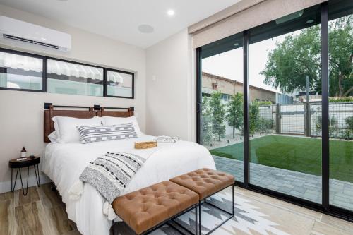 ein Schlafzimmer mit einem Bett und einem großen Fenster in der Unterkunft Chandler Vacation Rentals in Chandler