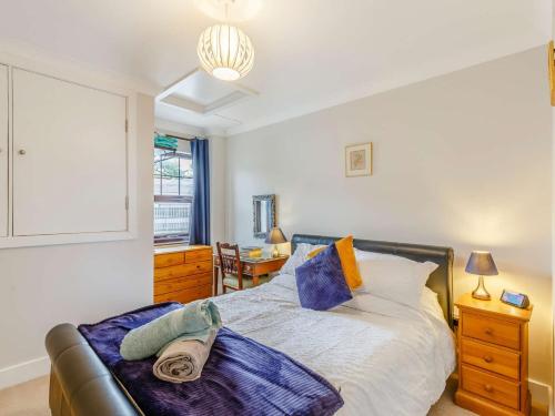 2 Bed in Dartmoor 83841 في أيفي بريدج: غرفة نوم بسرير ومكتب ونافذة