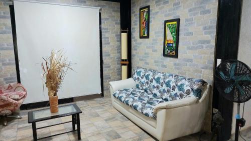 sala de estar con sofá y mesa en Casa Vacacional en Condominio Via Melgar-Carmen de Apicalá, en Melgar