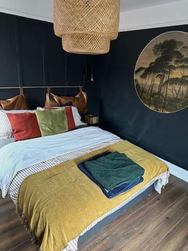 Ivy Villa في Trench: غرفة نوم مع سرير مع وسائد ملونة