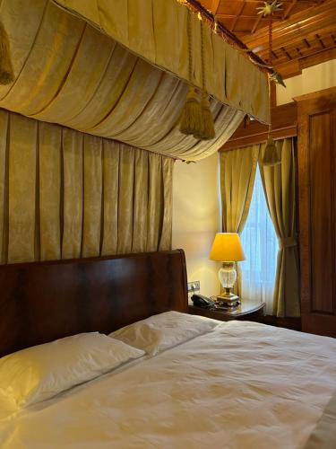 Postel nebo postele na pokoji v ubytování Tas Konak Hotel-City Center