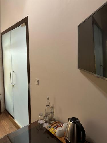 Příslušenství pro přípravu čaje a kávy v ubytování Tas Konak Hotel-City Center