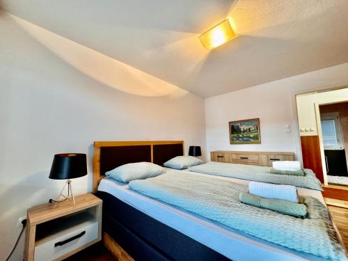 1 dormitorio con 1 cama grande con sábanas azules en Hiša Naomi Sofia, en Bled