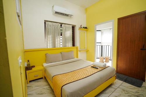 A bed or beds in a room at Twinn Waves Calicut