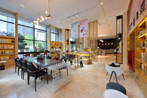 - une salle à manger avec une table et des chaises dans l'établissement Atour Hotel Chengdu High-Tech, à Chengdu