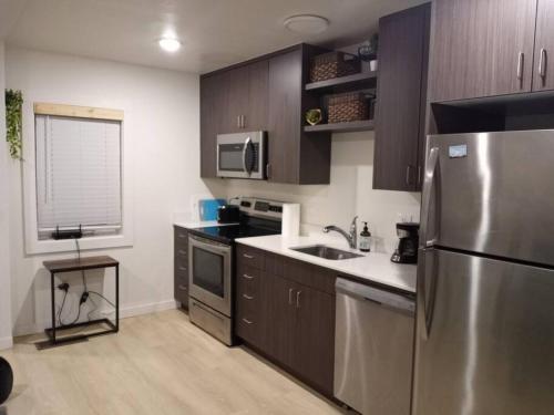 Kuchyň nebo kuchyňský kout v ubytování KarKens Container Home