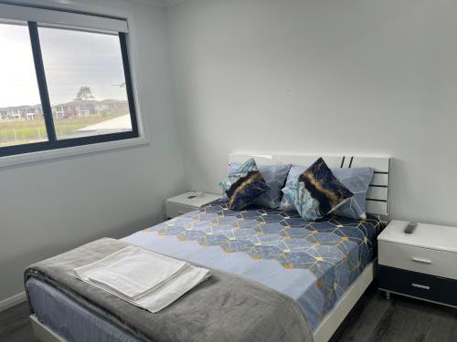 Schlafzimmer mit einem Bett und einem Fenster in der Unterkunft Comfy Queen Bed - Private Bath in Schofields