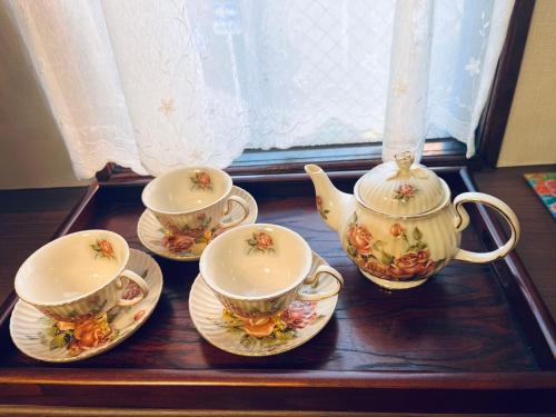 a tray with three tea cups and saucers on it at 三木屋Mikiya 名古屋駅新幹線太閤通口徒步约600m 独栋别墅120平 3卧室5床2浴室2卫生间 24小时便利店 in Nagoya