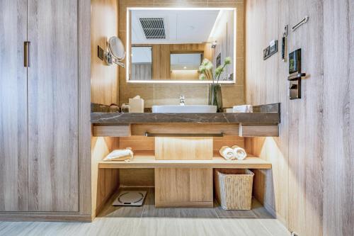 惠陽市的住宿－惠州惠阳高铁站亚朵酒店，一间带水槽和镜子的浴室