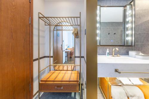 uma casa de banho com um lavatório e um espelho em Atour X Hotel Beijing Daxing Airport Wildlife Park em Daxing