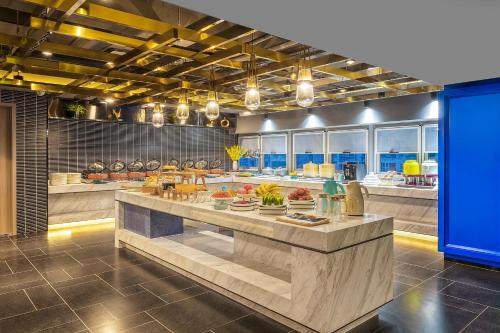 eine Küche mit einer großen Theke mit Lebensmitteln darauf in der Unterkunft Atour Hotel Xi'an Daming Palace in Xi'an
